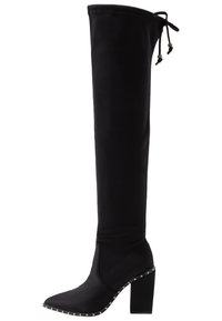 Schwarze Über-Knie-Stiefel aus weichem Stoff mit Spitzennase und blockiertem Absatz, verziert mit metallischen Nieten entlang der Sohle und einem Kordelzug oben.