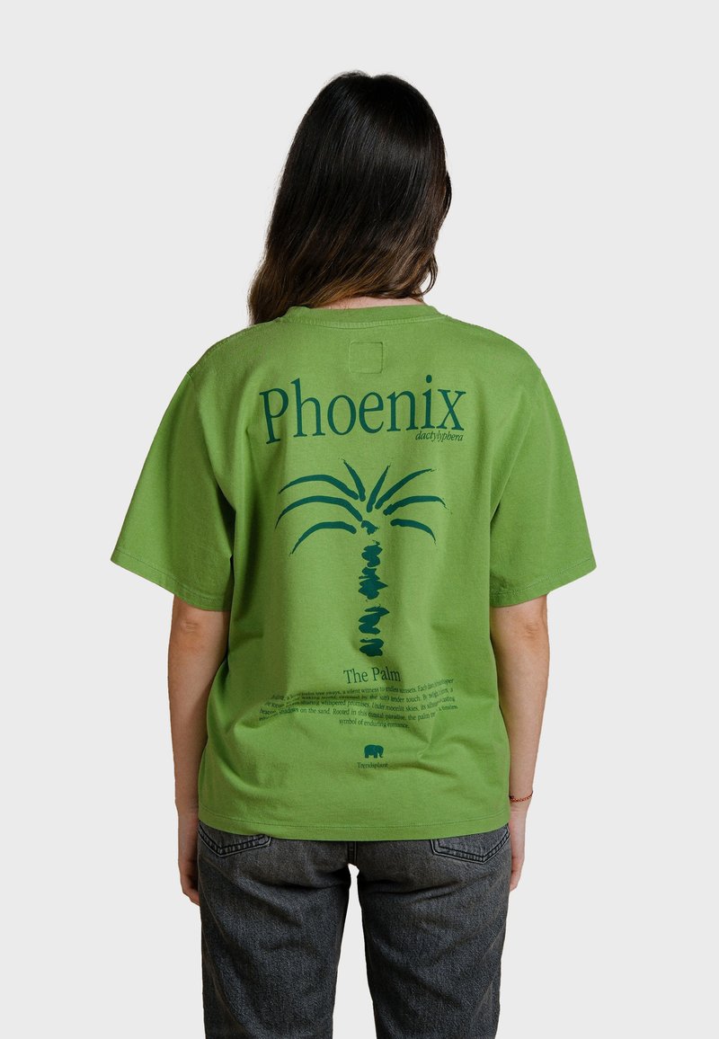 Camiseta de algodón verde con diseño de palmera en verde oscuro, con la palabra "Phoenix" y texto debajo. Mangas cortas y corte relajado.
