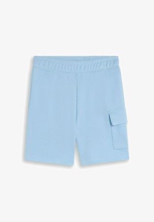 Hellblaue Shorts mit elastischem Bund und einer Klappentasche auf der rechten Seite, aus weichem Stoff, auf weißem Hintergrund dargestellt.