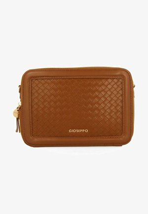 Cartera marrón de Gioseppo con textura trenzada en la parte frontal, cierre de cremallera y logo dorado en la parte inferior. Lados y bordes de cuero suave.