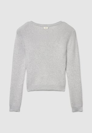 Maglione grigio lavorato a maglia con scollo ampio, maniche lunghe e polsini a coste. La parte posteriore è semplice, con un'etichetta sul collo.