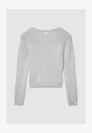 Grau gestrickter Pullover mit weitem Ausschnitt, langen Ärmeln und gerippten Bündchen. Das Rückendesign ist schlicht, mit einem Etikett am Nacken.