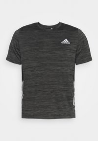 Tummanharmaa Adidas lyhythihainen urheilupaita, jossa on hienovaraisia vaakaraitoja ja valkoinen logo vasemmassa ylärinnassa.