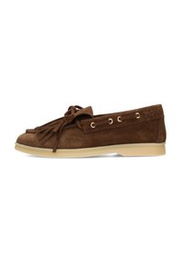 Zapato mocasín de ante marrón con detalle de flecos, ojales dorados para los cordones y una suela de goma de color claro. Diseño plano con acentos de costura.