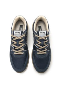 Zapatillas deportivas de color navy con parte superior de malla y ante, cordones beige, paneles texturizados y forro blanco. Cuentan con una suela acolchada y una marca.