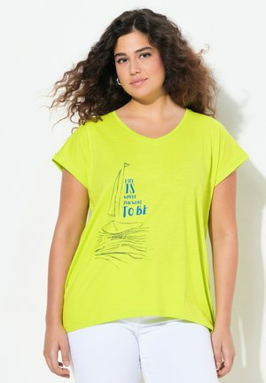 Limegrøn kortærmet V-hals T-shirt med blå trykt tekst og et minimalistisk sejlbådsdesign. Stoffet virker blødt med en afslappet pasform.