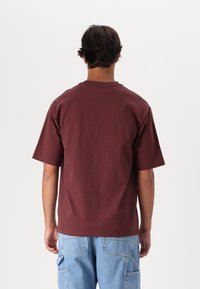 Oakley SOHO TEE - Jednoduché tričko - grenache