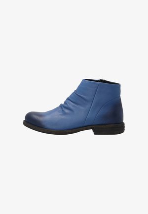Blaue Leder-Stiefelette mit runder Zehenpartie, plissiertem Design und strukturierter Oberfläche. Verfügt über einen niedrigen, gestapelten Absatz und ein glattes Innenfutter.
