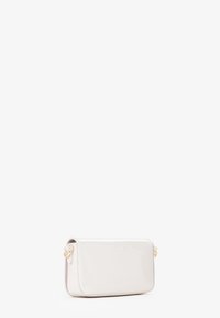 Bolso de mano de charol, forma rectangular, color blanco brillante, cuenta con un acento de cadena en tono dorado, diseño minimalista sin patrones adicionales.