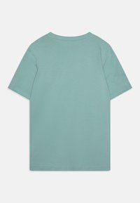 Světle aqua modré bavlněné tričko, krátké rukávy, kulatý výstřih, hladká textura, jednoduchý design, bez viditelných log nebo vzorů na zadní straně.
