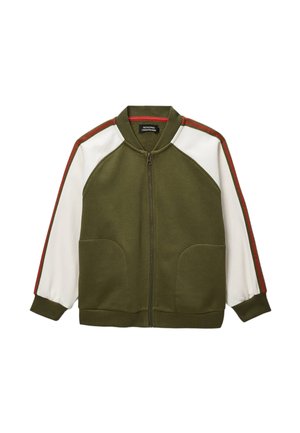 Veste bomber zippée verte et blanche avec des rayures rouges sur les manches et des poches avant, présentée sur un fond blanc.