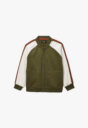 Veste bomber zippée verte et blanche avec des rayures rouges sur les manches et des poches avant, présentée sur un fond blanc.