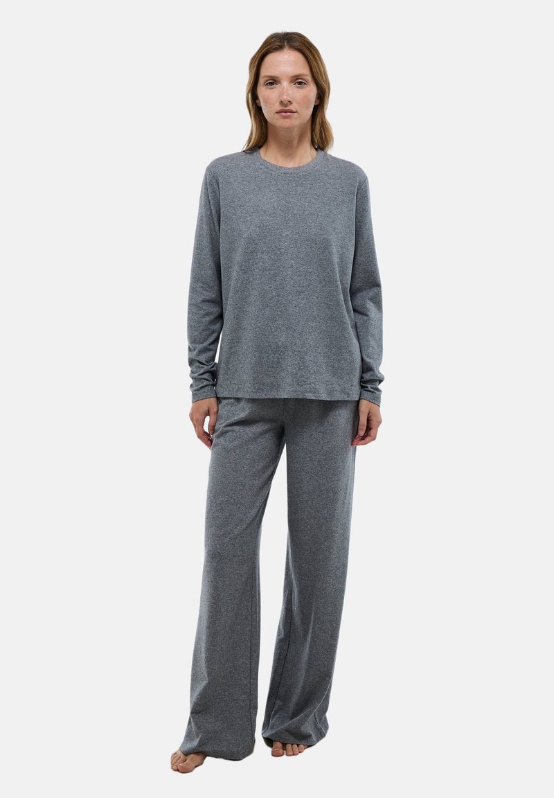 Haut gris à manches longues avec un col rond et un pantalon large assorti, fabriqué dans un tissu doux au toucher lisse.