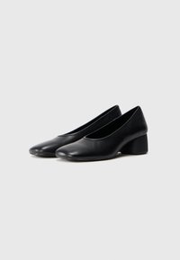 Black leather pumps with a rounded toe and a mid-height, block heel. Smooth texture and simple design, suitable for formal wear.