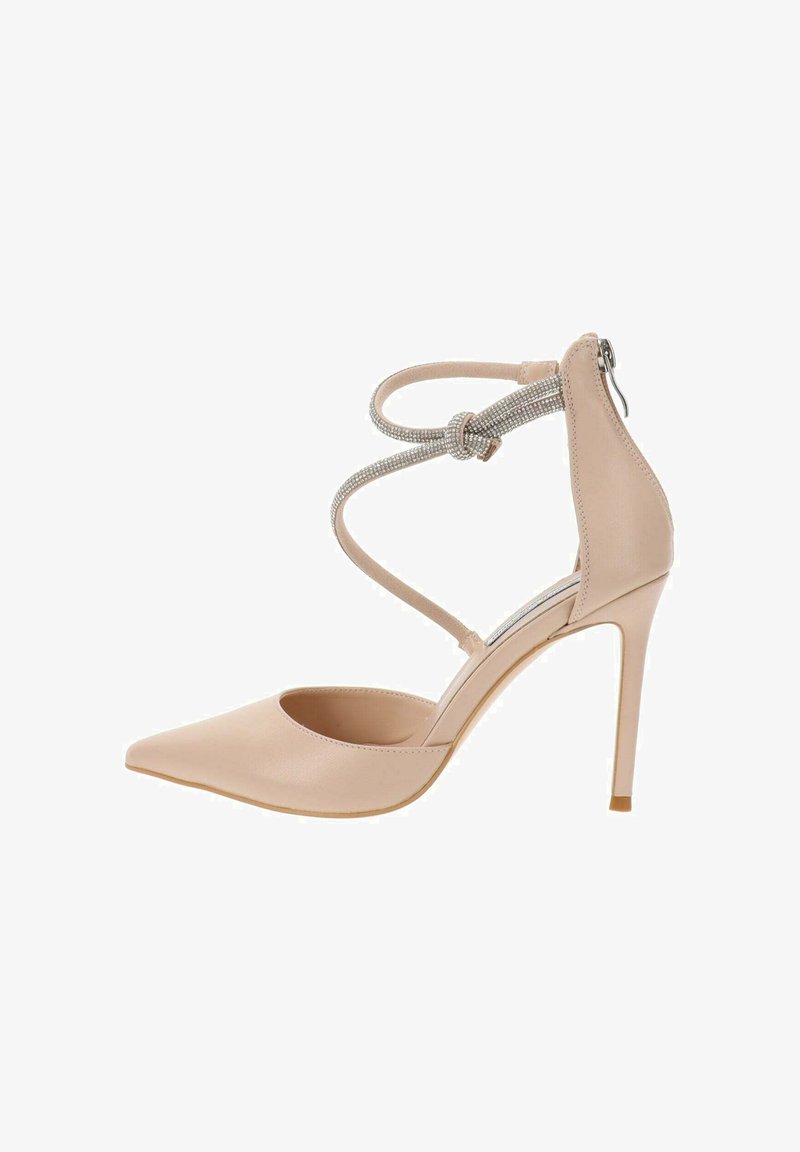 Escarpin synthétique nude à talon haut avec bout pointu, bride de cheville ornée de strass et fermeture éclair à l'arrière. Texture lisse ; design épuré.