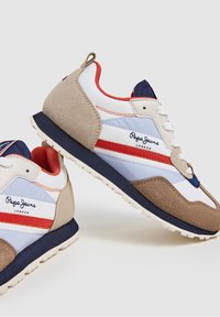 Sportovní tenisky s bílým, světle modrým a hnědým semišovým svrškem, s červenými a námořnickými akcenty, šněrováním a texturovanou gumovou podrážkou.