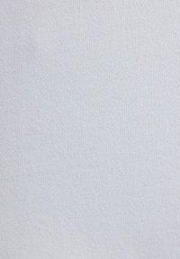Lichtgrijs textiel met een gladde, strak geweven textuur. Bevat een subtiel, uniform patroon door het geheel. Geschikt voor verschillende stoftoepassingen.
