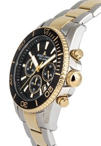Orologio da polso analogico con quadrante nero, cassa in acciaio inossidabile oro e argento, lunetta numerata, tre sottodial e bracciale texturizzato.