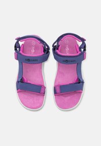 Dětské sandály s otevřenou špičkou, růžové stélky a nastavitelné tmavě modré popruhy s nápisem "TROLLKIDS", velikost 34, na bílých podešvích.