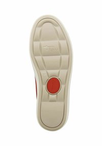 Sneaker rossa con una suola in gomma bianco cremoso, caratterizzata da un motivo testurizzato e un accento circolare con il marchio "Tamaris Comfort".