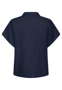 Camisa azul marino de manga corta y corte amplio con cuello plano, vista desde atrás sobre un fondo blanco.