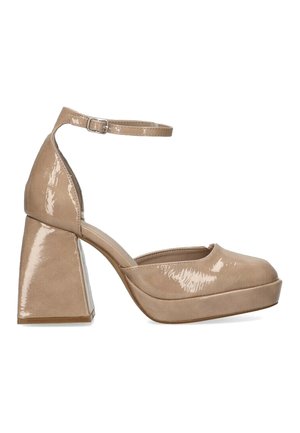 Tacones de plataforma de charol color beige con tacón cuadrado y correa en el tobillo, que presentan un acabado suave y un diseño de punta redondeada.