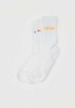 Calcetines deportivos blancos con puños acanalados, con el logo de "adidas" en naranja y azul en los laterales. Fabricados con un material suave y liso.