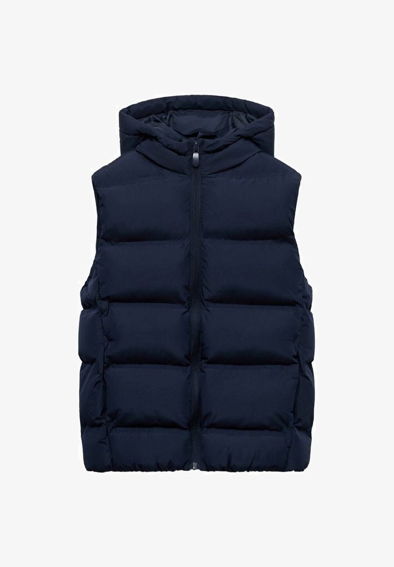 Tamno plavi puffer prsluk s kapuljačom, svidan prednji zatvarač, horizontalno prošivena podstava i glatka tekstura. Nema vidljivih džepova.