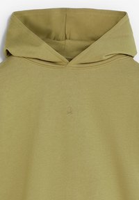 Sudadera verde oliva con un bolsillo canguro delantero, que presenta un sutil logo bordado en el centro. Tejido suave y texturizado con un corte relajado.