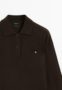 Polo shirt in cashmere marrone con una trama a maglia piatta, colletto a tre bottoni e una piccola tasca sul petto con dettaglio di bottone metallico.