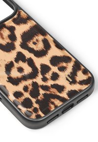 Etui na smartfona z nadrukiem w panterkę, wykonane z teksturowanego, miękkiego materiału na beżowym tle, z czarną twardą krawędzią i wycięciami na porty.