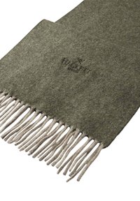 Blød, grå uldscarf med frynseender og en diskret diagonalt vævemønster, der har et broderet mærkelogo nær midten.