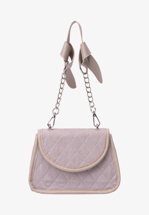 Beige gewatteerde handtas met een gebogen klep, een plastic handvat en een metalen kettingband. Beschikt over een gladde textuur en decoratieve stiksels.