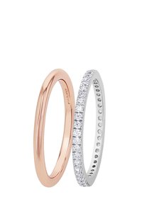 Zwei Ringe: ein glatter, roségoldener Ring und ein Silberring, der mit klaren, runden Edelsteinen besetzt ist. Der Silberring verfügt über eine Reihe kleiner Steine.