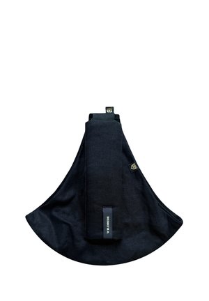 Schwarze Stoff-Gesichtsabdeckung mit einer zentralen rechteckigen Lasche, die mit "WILDRIDE" beschriftet ist, und kleinen Tiergesichtssymbolen auf zwei Laschen.