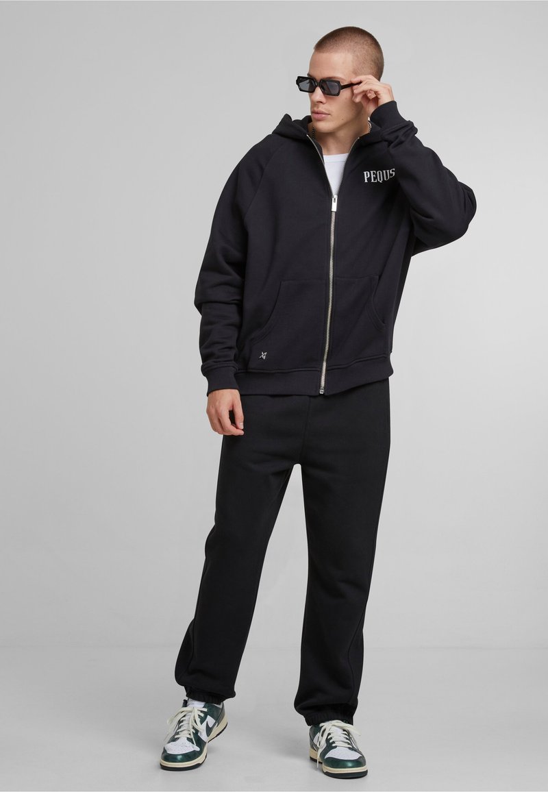 PEQUS - BACK LOGO - Zip-up sweatshirt - black, Enlarge