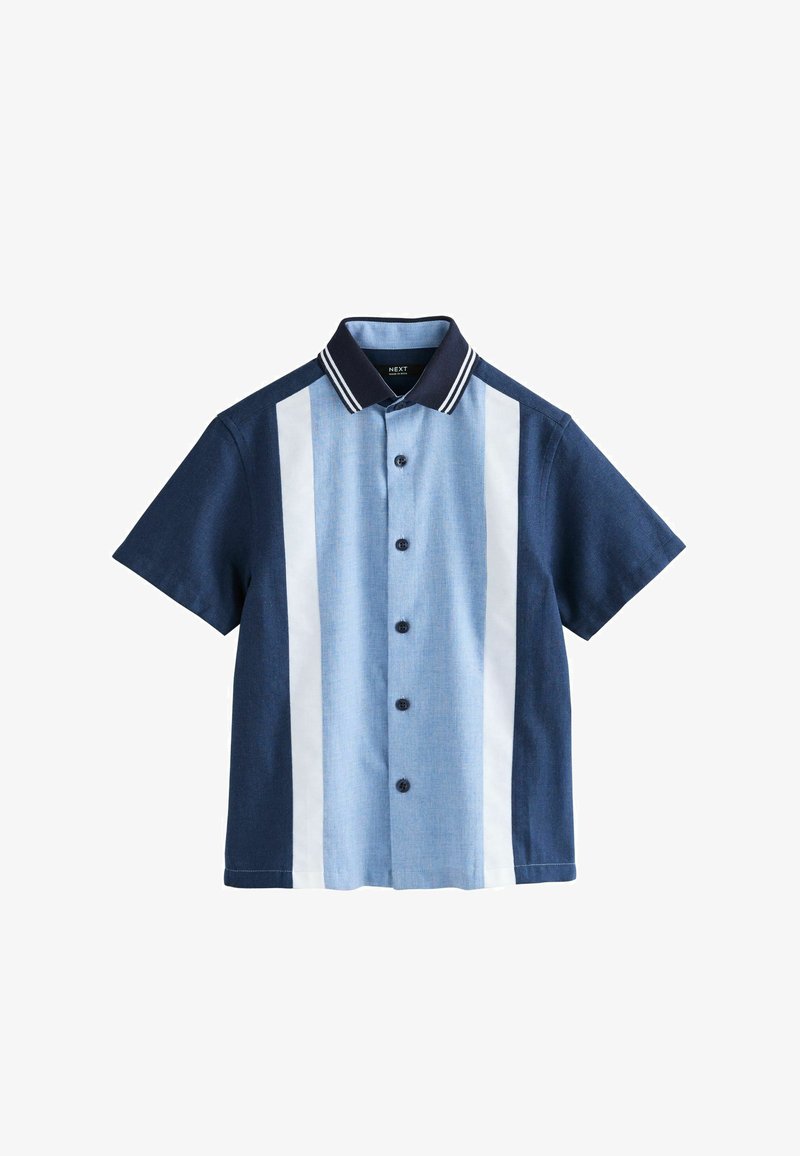 Chemise à manches courtes avec boutons, à rayures verticales bleu marine, bleu clair et blanches, avec un col bleu marine à rayures blanches.