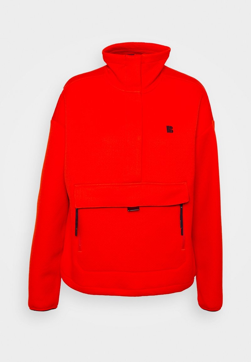 Veste en polaire rouge vif avec col montant, manches longues, grande poche zippée à l'avant et petit logo noir sur la poitrine.