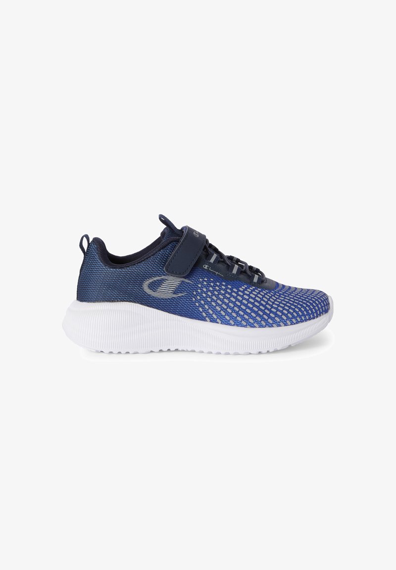 Blaue Mesh-Sneaker mit einer strukturierten Oberseite, einer weißen Dämpfungsohle und einem Riemen über der Zunge für einen sicheren Sitz.