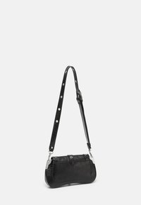 Schwarze Lederhandtasche mit geschwungener Form und abnehmbarem Trageriemen, ausgestattet mit silbernen Hardware-Details und strukturierter Oberfläche.