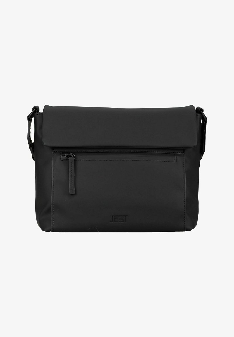 Sac bandoulière en cuir noir avec poche zippée à l'avant, fermeture à rabat, bandoulière réglable et logo de marque discrètement embossé.