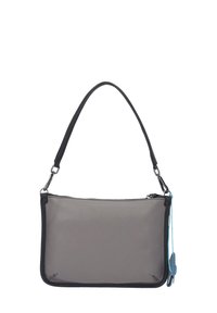 Borsa a mano in pelle grigia con bordo nero, forma rettangolare semplice, sottile tracolla nera e una targhetta blu attaccata alla cerniera.