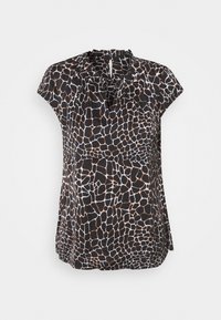 Blusa negra de manga corta con estampado de jirafa en marrón y blanco. Cuello con volantes y un pequeño detalle de ojal en la parte delantera.