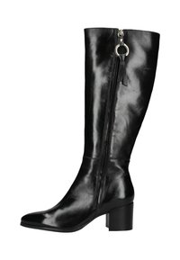 Botas de cuero negras hasta la rodilla con acabado suave, punta cuadrada y tacón bloque; cuentan con una cremallera lateral y un acento en forma de anillo cerca de la cremallera.