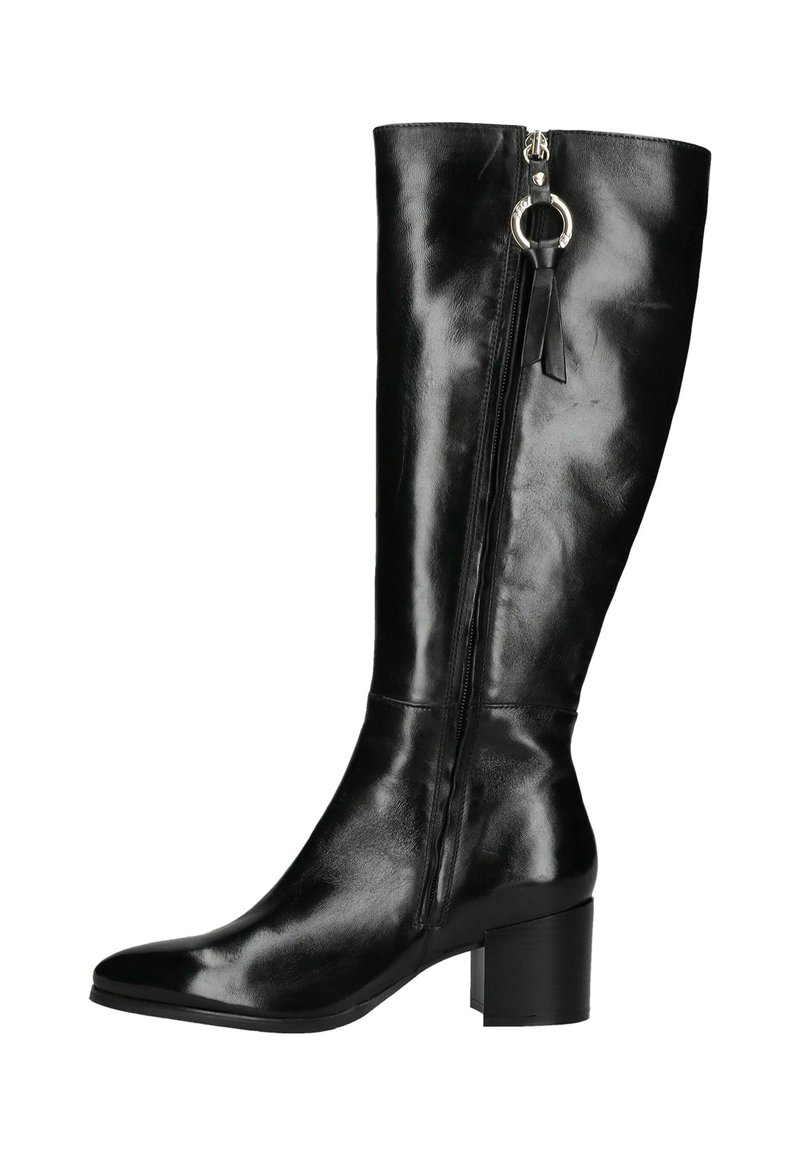 Botas de cuero negras hasta la rodilla con acabado suave, punta cuadrada y tacón bloque; cuentan con una cremallera lateral y un acento en forma de anillo cerca de la cremallera.