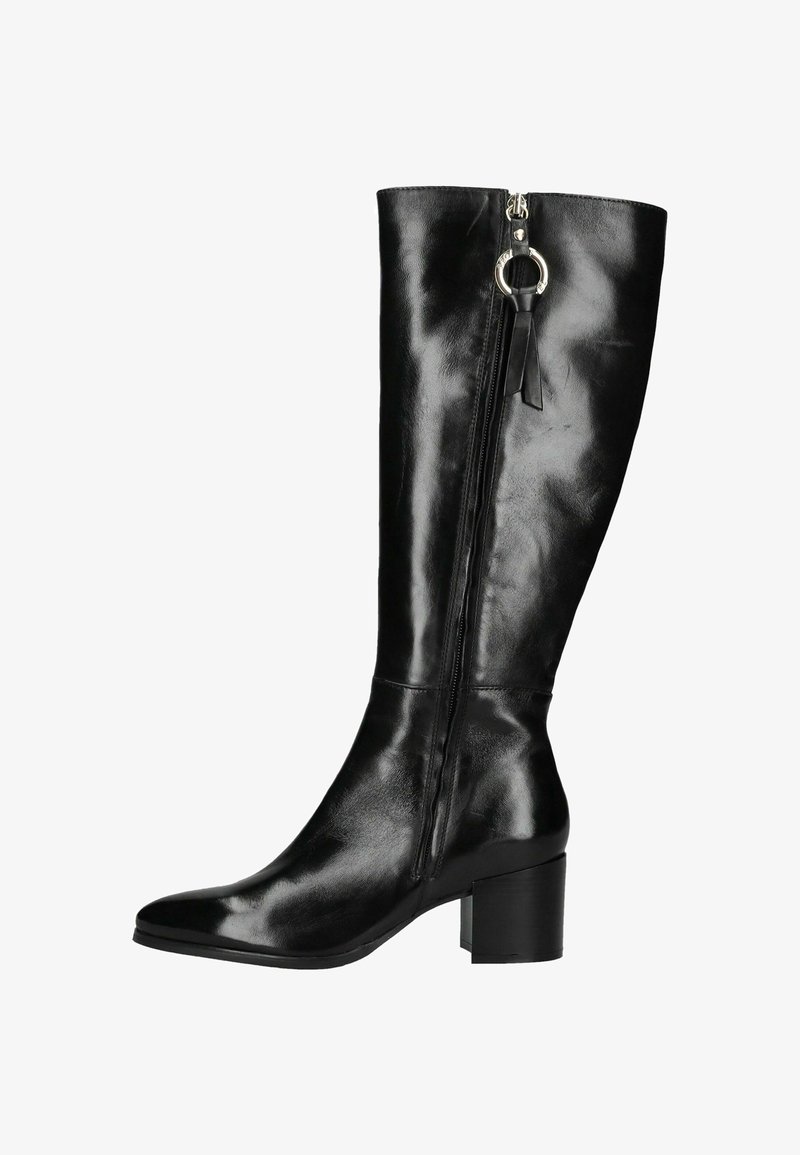 Botas de cuero negras hasta la rodilla con acabado suave, punta cuadrada y tacón bloque; cuentan con una cremallera lateral y un acento en forma de anillo cerca de la cremallera.