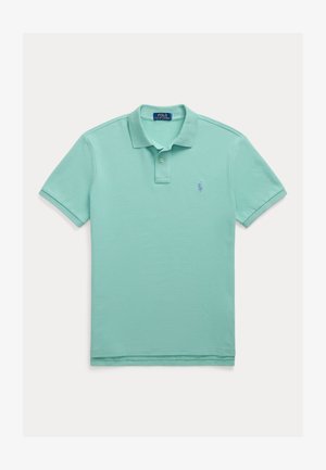 Polo verde claro de manga corta, con tapeta de dos botones y pequeño logo bordado en el lado izquierdo del pecho.