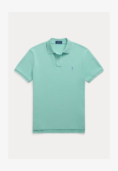 Vaaleanvihreä lyhythihainen poolopaita, jossa on kaksinappinen nappilista ja vasemmassa rinnassa pieni kirjailtu logo.