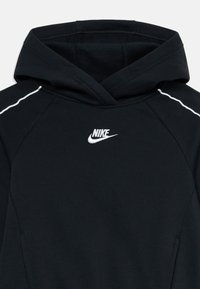 Hoodie noir Nike avec logo blanc sur la poitrine, doté d'une capuche et de piping blanc le long des épaules.