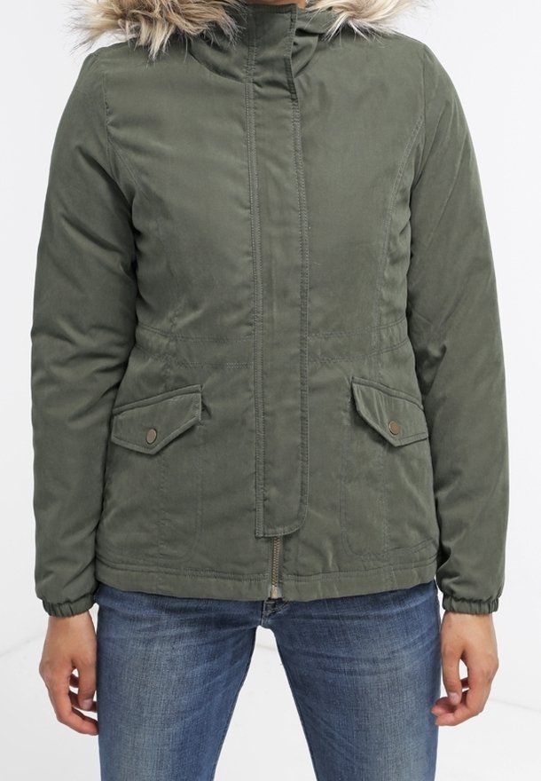 Zielona oliwkowa kurtka zapinana na zamek z kapturem wyłożonym sztucznym futrem, dwoma przednimi kieszeniami z klapkami na guziki oraz elastycznymi mankietami. Gładka faktura, casualowy styl.